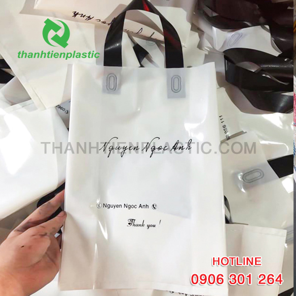 Mẫu túi nhựa ép quai xách dành cho shop thời trang