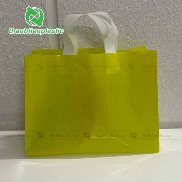 Mẫu túi ép quai đáy vuông màu vàng