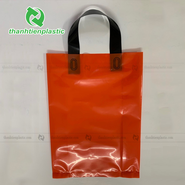 Mẫu túi ép quai pe trơn màu đỏ, quai đen