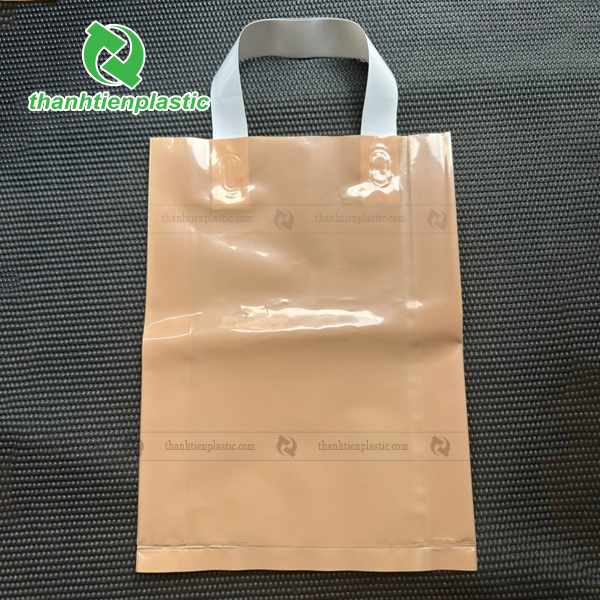 Mẫu túi ép quai pe trơn màu nâu