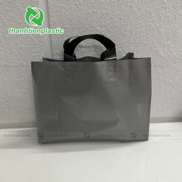 Mẫu túi ép quai vuông màu xám đen