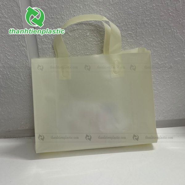 Mẫu túi ép quai vuông màu xám trắng