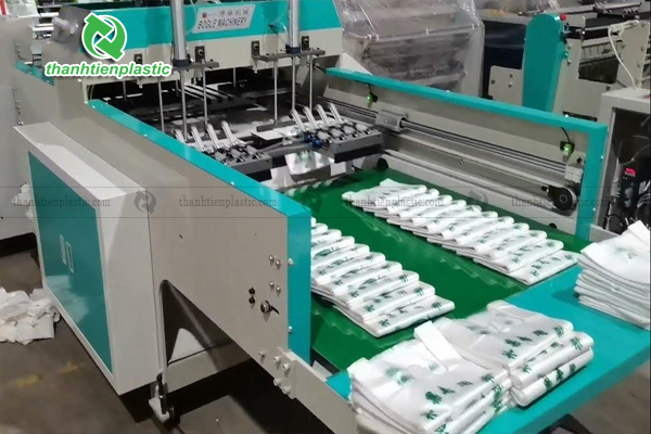 Sử dụng máy cắt cuộn màng để hoàn thiện sản phẩm