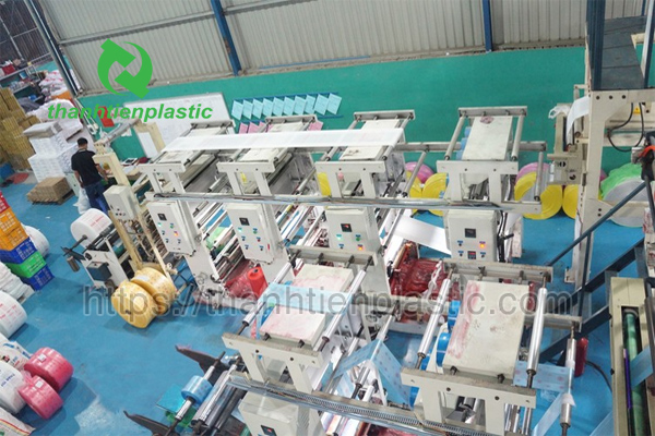 Máy in bao bì tại xưởng Thành Tiến Plastic